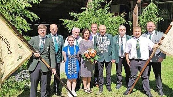 Fahnenträger Simon Schweiger, Vorsitzender Ronald Meisel, Jugendschützenkönigin Emely Reinhard, Ehrenvorsitzender Gerhard Neugebauer, Pfarrerin Karin Scheler, Dritter Bürgermeister Ralf Hartnack, Schützenkönig Thomas Schödel, Zweiter Vorsitzender ...