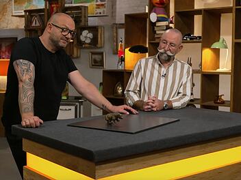 Altes Spielzeug hatte schon &ouml;fter auf dem Expertenpult von Sven Deutschmanek (links) gelegen, doch dieses St&uuml;ck stach in der Mittwochsausgabe der ZDF-Tr&ouml;delshow "Bares f&uuml;r Rares" selbst f&uuml;r den Fachmann heraus.