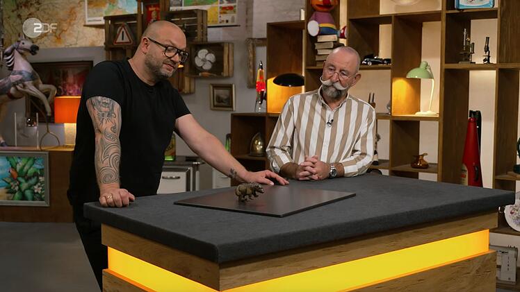 Altes Spielzeug hatte schon &ouml;fter auf dem Expertenpult von Sven Deutschmanek (links) gelegen, doch dieses St&uuml;ck stach in der Mittwochsausgabe der ZDF-Tr&ouml;delshow "Bares f&uuml;r Rares" selbst f&uuml;r den Fachmann heraus.