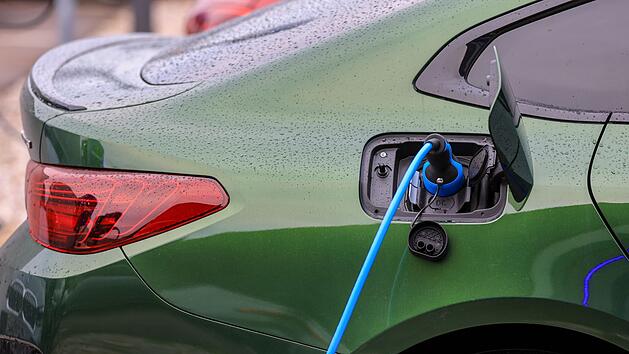 Elektroauto l&auml;dt an Lades&auml;ule