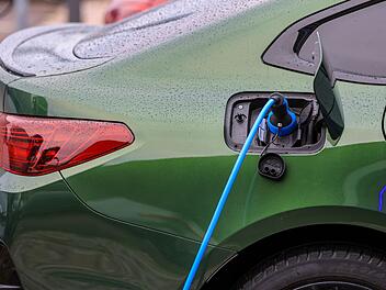 Elektroauto l&auml;dt an Lades&auml;ule