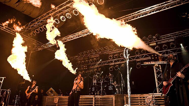Feuershow: Die Band Stahlzeit verwendete bei ihrem letzten Auftritt in der Music-Hall pyrotechnische Effekte.  Foto: Strohofer