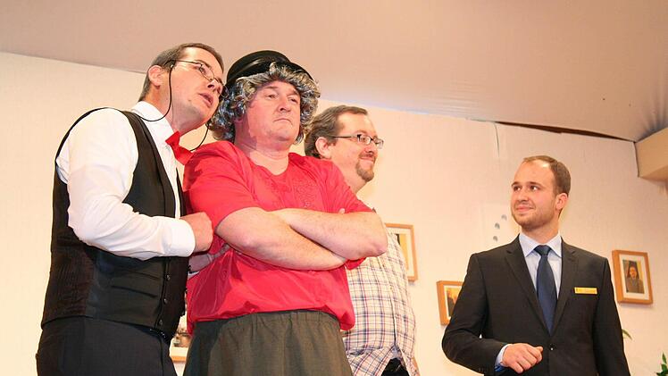 Frank Müller, die falsche Tante Markus Ruhmann, Wolli Weinkauf und Frank Haßlauer als der Glücksbote (von links)