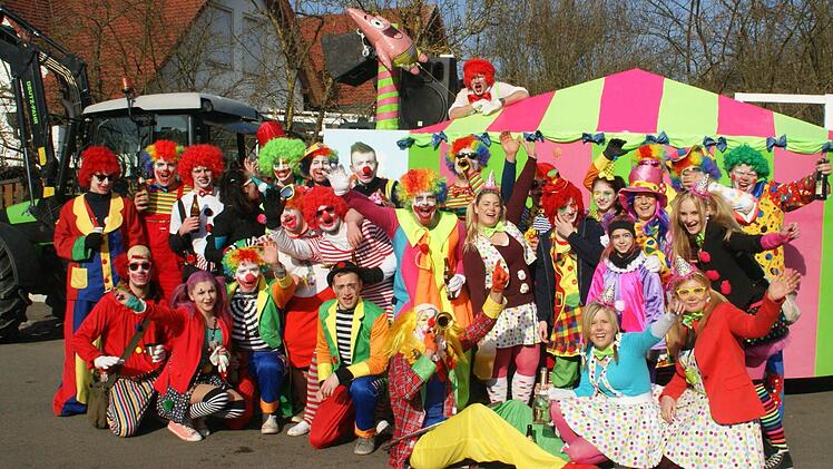 Ohne Clowns wäre der ganze Zirkus nichts wert, findet die Aicher Moggl-Jugend. Wagen wie Fußgruppe waren ein echter Hingucker.