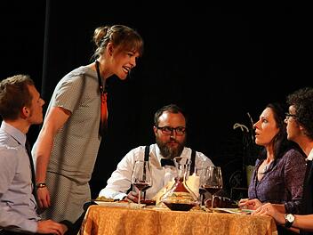 Heiße Diskussionen lassen das Essen kalt werden (Harald Wicht, Laura Waldmann, Christian Salomon, Daniela Burkhardt, Sebastian Burkard). Foto: Florian Wicht