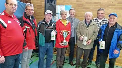 Die Gruppen mit den meisten Teilnehmern wurden vom SV Tambach als Gastgeber der Silvesterwanderung ausgezeichnet. Foto: Lothar Weidner