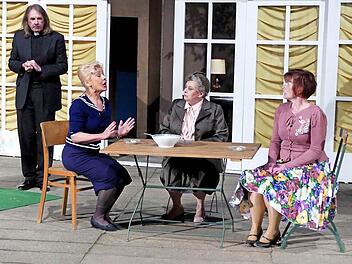 Pfarrer Len Clement (Rainer Dohlus) und seine Frau Griselda (Andrea Vießmann, rechts) mit Mrs. Price-Ridley (Hilde Volkmann) und Miss Marple (Sonja Bayer). Fotos: Dieter Hübner