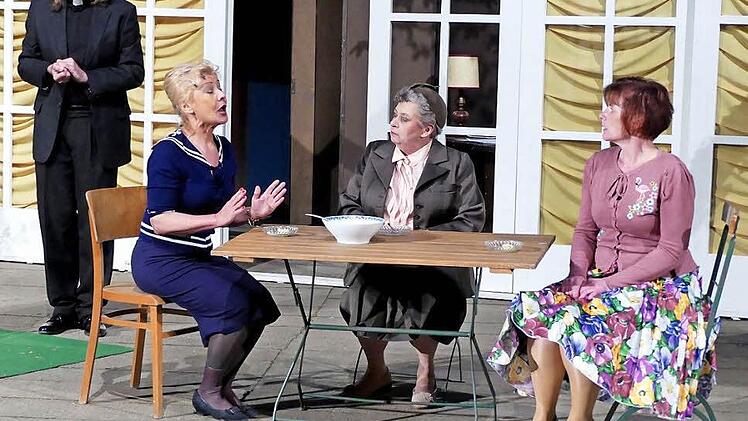 Pfarrer Len Clement (Rainer Dohlus) und seine Frau Griselda (Andrea Vießmann, rechts) mit Mrs. Price-Ridley (Hilde Volkmann) und Miss Marple (Sonja Bayer). Fotos: Dieter Hübner