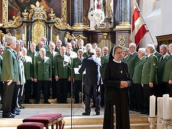 Der Polizeichor Würzburg gestaltete die Sonntagsmesse in St. Kilian musikalisch.  Foto: Andreas Welz