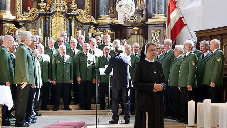 Der Polizeichor Würzburg gestaltete die Sonntagsmesse in St. Kilian musikalisch.  Foto: Andreas Welz