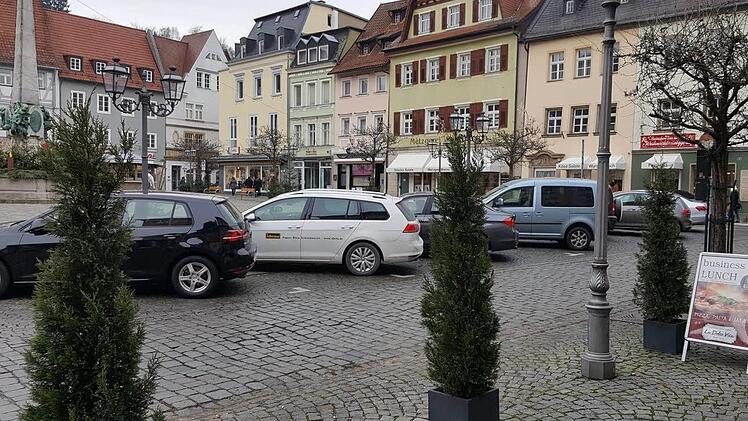 Nicht vorschriftsmäßig, aber doch geordnet: Autofahrer haben ihre Wagen am Kulmbacher Marktplatz nicht auf den parallel zur Fahrbahn eingezeichneten Parkflächen, sondern schräg abgestellt. Foto: Facebook-Seite "Parkkünstler Kulmbach Stadt und Land"