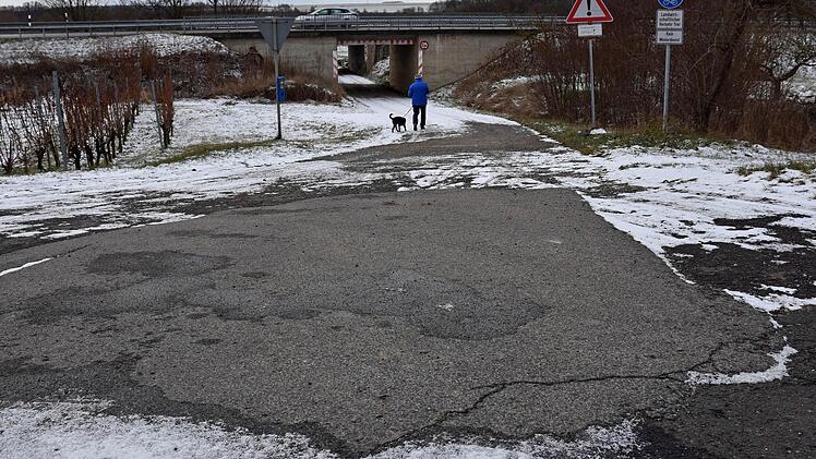 Ob die Sanierung des Wegs durch die westliche Unterführung von der Hauptstraße zum Main-Radweg in Gädheim (im Bild) in den Haushalt aufgenommen werden kann, wird noch geprüft. Foto: Ulrike Langer