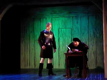 Unsichere Ruhe auf der Wartburg: Martin Luther (Thomas Henniger von Wallersbrunn) unter der Obhut des Burggrafen Hans von Berlepsch in "Martin Luther & Thomas Münzer" beim Gastspiel des Alten Schauspielhauses Stuttgart beim Theaterring.  Foto: Gerhild Ahnert