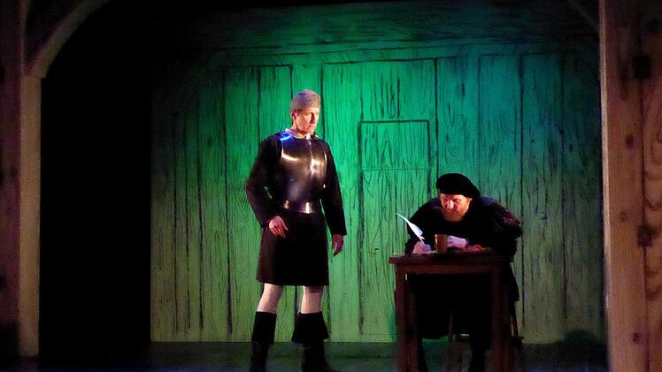 Unsichere Ruhe auf der Wartburg: Martin Luther (Thomas Henniger von Wallersbrunn) unter der Obhut des Burggrafen Hans von Berlepsch in "Martin Luther & Thomas Münzer" beim Gastspiel des Alten Schauspielhauses Stuttgart beim Theaterring.  Foto: Gerhild Ahnert