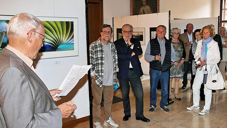 Dr. Johannes Becker (links), der Vorsitzende des Rhönklub-Fotokreises, konnte zur Eröffnung der Jubiläumsausstellung Rathaus eine große Zahl von Gästen begrüßen. Stadtrat Leo Pfennig (Bildmitte) als Vertreter der Stadt würdigte den Fotokreis als wichtigen Bestandteil des Kulturlebens in der Stadt. Foto: Dieter Britz