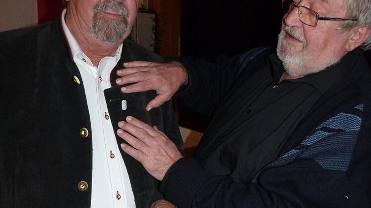 Mit der Verdienstnadel des Verbandes Bayerischer Amateurtheater wurde Georg Küfner (links) ausgezeichnet. Die Ehrung überreichte ihm Bezirksspielleiter Jürgen Peter.Werner Reißaus