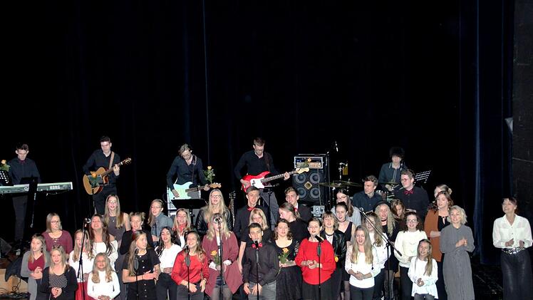 Die Pop-Gesangsklasse der Musikschule Schweinfurt im Kurtheater Foto: Werner Vogel