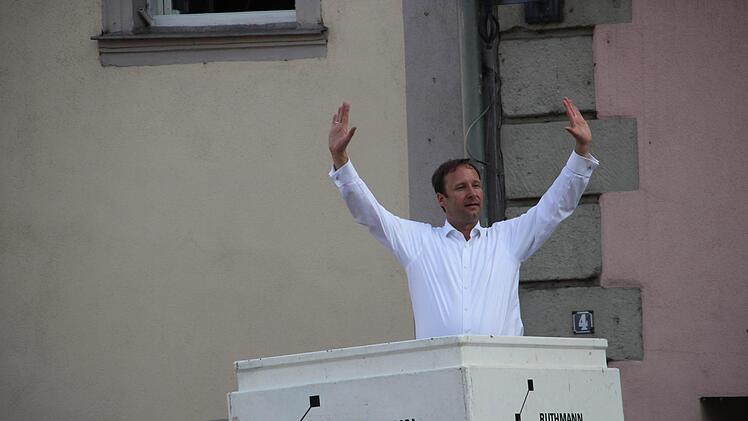 Von einem Hubsteiger aus dirigierte Oliver Kunkel den Chor.