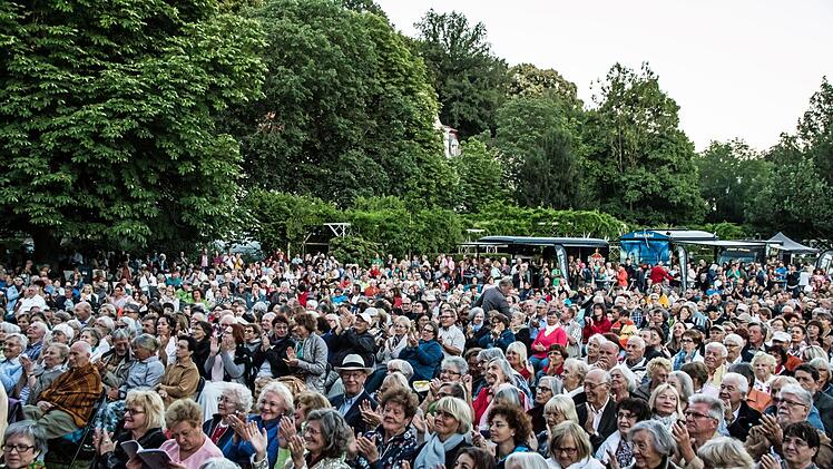 Tausende von Zuhörern bejubelten das Philharmonische Orchester des Landestheaters Coburg beim Klassik-Open-Air im Rosengarten.Foto: Jochen Berger