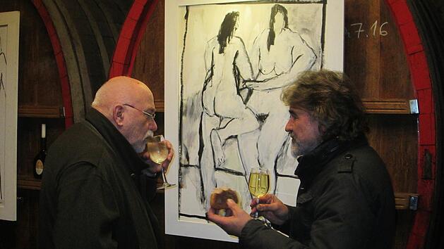 Die Acryl-Exponate des "malenden Doktors" bieten Diskussionsstoff f&uuml;r die Besucher.Winfried Ehling