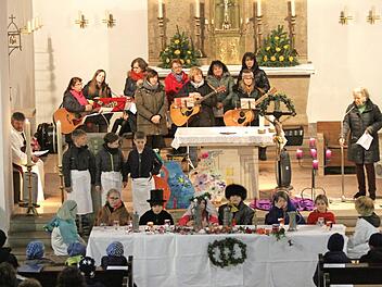 Die Festtafel der "Hochzeit von Kana" beim Familiengottesdienst mit Diakon Joachim Stapf (links), Gräfin Elisabeth von Stauffenberg (rechts) und dem Familiengottesdienst-Team im Hintergrund  Foto: gg