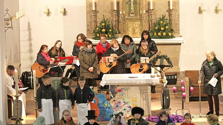Die Festtafel der "Hochzeit von Kana" beim Familiengottesdienst mit Diakon Joachim Stapf (links), Gräfin Elisabeth von Stauffenberg (rechts) und dem Familiengottesdienst-Team im Hintergrund  Foto: gg
