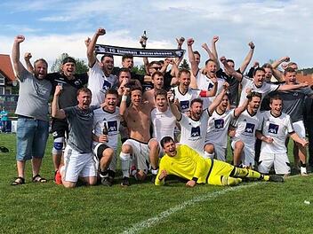 Der FC Rottershausen steigt als Meister der Kreisklasse Rhön 2 in die Kreisliga Rhön auf. Unser Bild zeigt (hinten, von links) Jörg Wetterich, Konstantin Seufert, Frank  Seufert, Christoph Helfrich, Marco Seufert, Robin Wilm, Nico Wilm, André Seufert, Thomas Werner, Alexander Hirt, Alexander Schott, Julian Göller und Alfred Kanz sowie (vorne, von links) Fabian May, Nicolas Loibersbeck, Marius Will, Fabio Erhard, Fabian Schmitt, Maximilian Seufert, Peter Werner und Christian Stefan sowie (lieg...