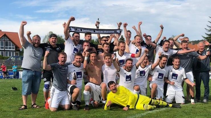 Der FC Rottershausen steigt als Meister der Kreisklasse Rhön 2 in die Kreisliga Rhön auf. Unser Bild zeigt (hinten, von links) Jörg Wetterich, Konstantin Seufert, Frank  Seufert, Christoph Helfrich, Marco Seufert, Robin Wilm, Nico Wilm, André Seufert, Thomas Werner, Alexander Hirt, Alexander Schott, Julian Göller und Alfred Kanz sowie (vorne, von links) Fabian May, Nicolas Loibersbeck, Marius Will, Fabio Erhard, Fabian Schmitt, Maximilian Seufert, Peter Werner und Christian Stefan sowie (lieg...