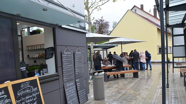 Auch bei Regenwetter gut besucht: Der Imbiss-Standort an der Schütt