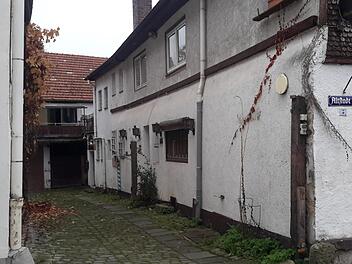Als "Sternwirtsgasse" ist der Durchgang von der Bad Brückenauer Altstadt zum Siebener-Park bekannt. Viele Jahre wies ein Schild auf die Passage hin. Seit einiger Zeit ist die Tafel, die sich an der Außenseite des Gasthauses befand, aber aus unerfindlichen Gründen in der Versenkung verschwunden. Foto: Rolf Pralle