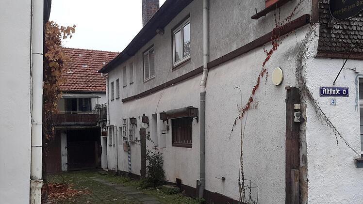 Als "Sternwirtsgasse" ist der Durchgang von der Bad Brückenauer Altstadt zum Siebener-Park bekannt. Viele Jahre wies ein Schild auf die Passage hin. Seit einiger Zeit ist die Tafel, die sich an der Außenseite des Gasthauses befand, aber aus unerfindlichen Gründen in der Versenkung verschwunden. Foto: Rolf Pralle