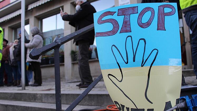 Viele Schilder bekundeten die Solidarität mit der Ukraine. Foto: Julia Raab