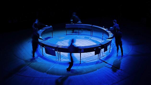 Das M&eacute;tallophone wird gleichzeitig von sechs Schlagzeugern bespielt.