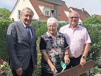 Stellvertretender Landrat Otto Siebenhaar (rechts) und Bürgermeister Paul Steins gratulieren Martha Hormes-Linnemann zum 90. Geburtstag.