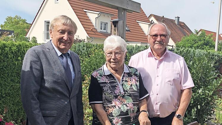 Stellvertretender Landrat Otto Siebenhaar (rechts) und Bürgermeister Paul Steins gratulieren Martha Hormes-Linnemann zum 90. Geburtstag.