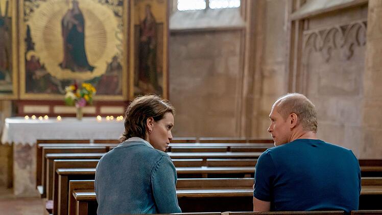 Diese Ermittler haben private Seiten, die auch nicht in jedem Krimi auf diese Art und Weise bespielt werden: Jan Kawig (Bernhard Conrad) reflektiert in der Kirche &uuml;ber seine Taten. Annett Schuster (Kristin Suckow) tauscht sich mit ihrem Kollegen aus.