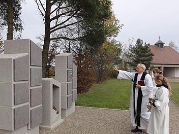 Pfarrer Edwin Ziegler segnete Urnenwand und -hain in Poppenroth.  Foto: Wolfgang Wimmel