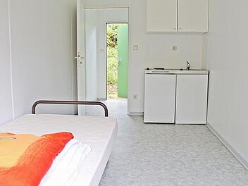 Ein Bett, zwei Kochplatten, Spüle, Waschbecken und Toilette - die Wohncontainer für Obdachlose in Burgkunstadt sollen eine menschenwürdige Unterbringung zur Überbrückung sein. Foto: Thomas Heuchling
