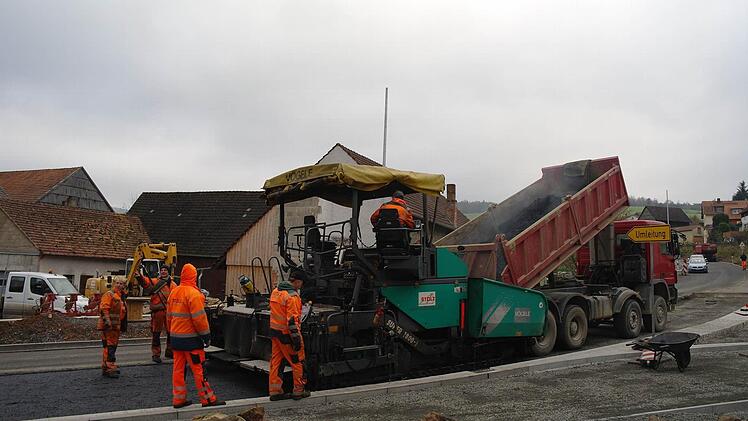 Und wieder rutscht der Asphalt in die Teermaschine. Foto: Stephanie Elm