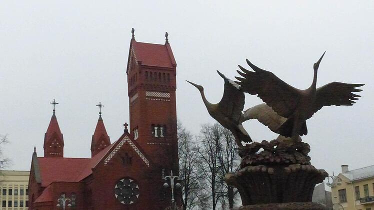 Symbol für Weißrussland: Die Weißstörche. Das Kunstwerk steht in der Hauptstadt Minsk.