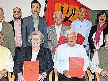 Bei den Ehrungen hinten von links: MdL Klaus Adelt, Kreisvorsitzender Sebastian Müller, Bürgermeister Andreas Hügerich, Rudi Breunig, Peter Steiner, Ortsvorsitzende Elke Werner und MdL Susann Biedefeld; sowie vorne (von links) Horst Hollfelder, Fritzi Schöpf, Bernhard Schöpf und Paul Böhmer  Foto: Markus Häggberg