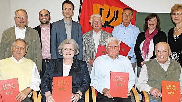 Bei den Ehrungen hinten von links: MdL Klaus Adelt, Kreisvorsitzender Sebastian Müller, Bürgermeister Andreas Hügerich, Rudi Breunig, Peter Steiner, Ortsvorsitzende Elke Werner und MdL Susann Biedefeld; sowie vorne (von links) Horst Hollfelder, Fritzi Schöpf, Bernhard Schöpf und Paul Böhmer  Foto: Markus Häggberg