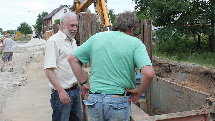 Stadtbaumeister Jürgen Graßinger im Gespräch mit dem Vorarbeiter.