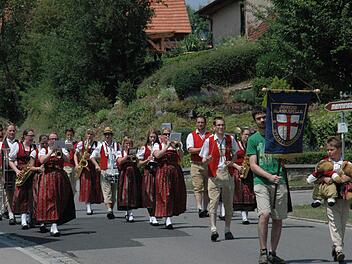 Zehn Vereine nahmen am Festzug zum 40-jährigen Bestehen der Lauertalkapelle Rothausen teil. Fotos: Daniel Wiener