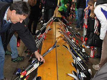 Die Kinder- und Jugendskier sind der Renner: Mehr als 130 Paar Kinderskier wurden angeliefert, teilweise haben die Skier nicht einmal einen Kratzer. Fotos: Sonja Adam