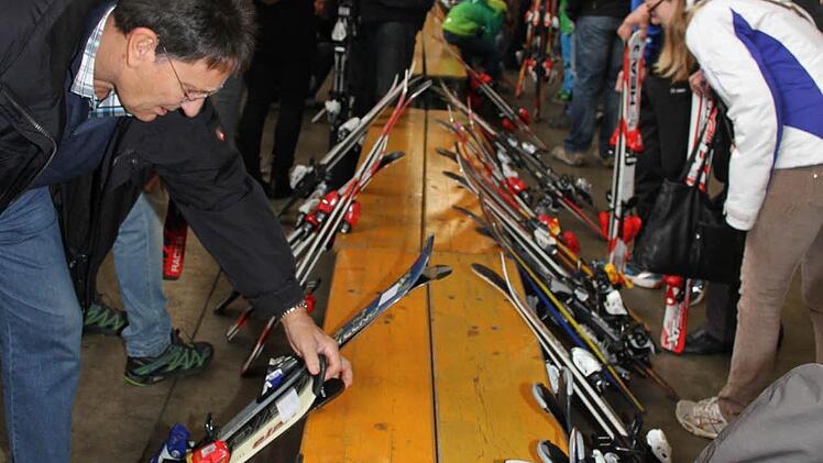 Die Kinder- und Jugendskier sind der Renner: Mehr als 130 Paar Kinderskier wurden angeliefert, teilweise haben die Skier nicht einmal einen Kratzer. Fotos: Sonja Adam
