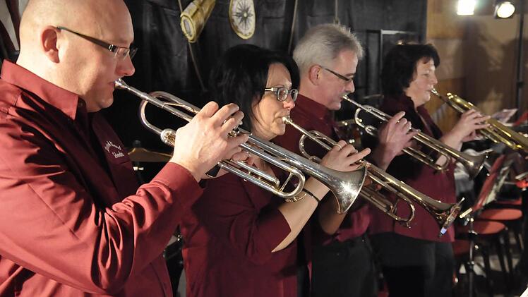Musik im "Big-Band-Sound" ist das Markenzeichen der Revivalband des Musikvereins Schondra und ihren 18 Musikern. Foto: Peter Klopf
