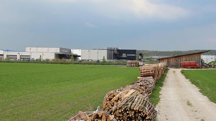 Links von dem hölzernen Schuppen ist der Pferdestall mit Maschinenhalle geplant. Im Hintergrund das Gelände der Firma Medwork.  Foto: A. Dorsch