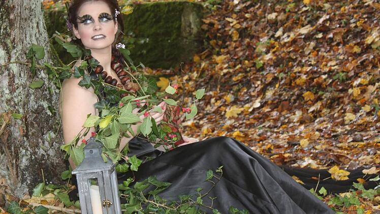Die Waldfee im Herbstlaub