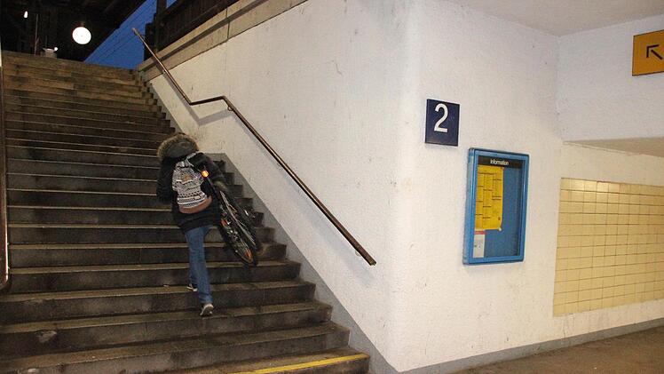 Wenn der Bahnhof Kronach barrierefrei ausgebaut ist, müssen Radfahrer ihre Drahtesel nicht mehr die Treppen zu den Bahnsteigen hochschleppen.  Foto: Friedwald Schedel